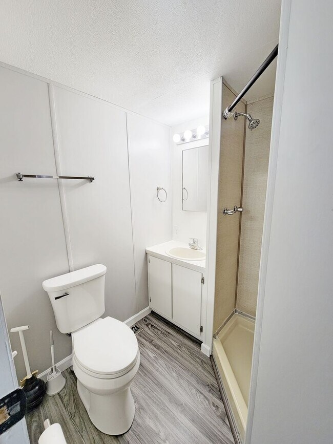 Building Photo - 3 Bedroom 2 Bath in Munds Park with AC!