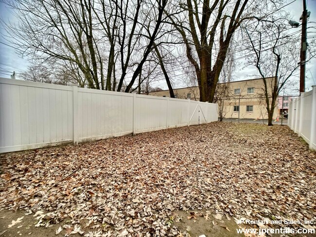 Building Photo - 638 Canterbury St