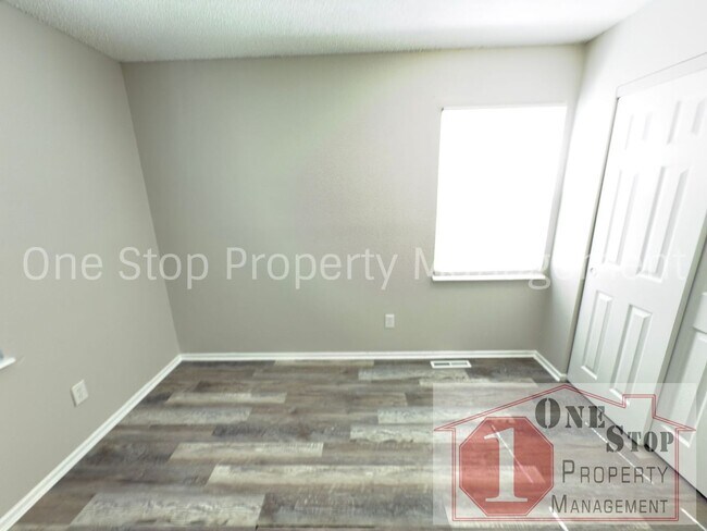 Building Photo - Beautiful 3 Bedroom 2 Bathroom Home in Blu...