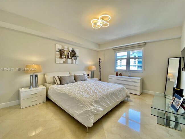 Building Photo - 19900 E Country Club Dr