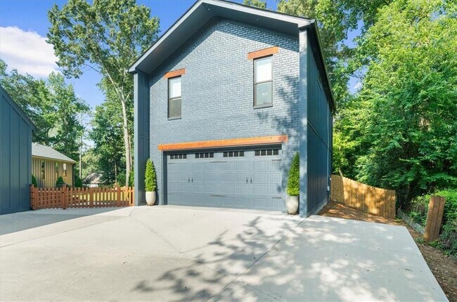 Building Photo - 1871 Dyer Cir
