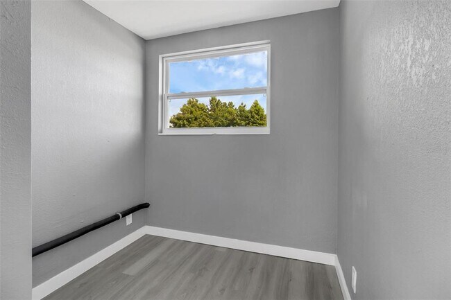 Building Photo - 315 Bayview St