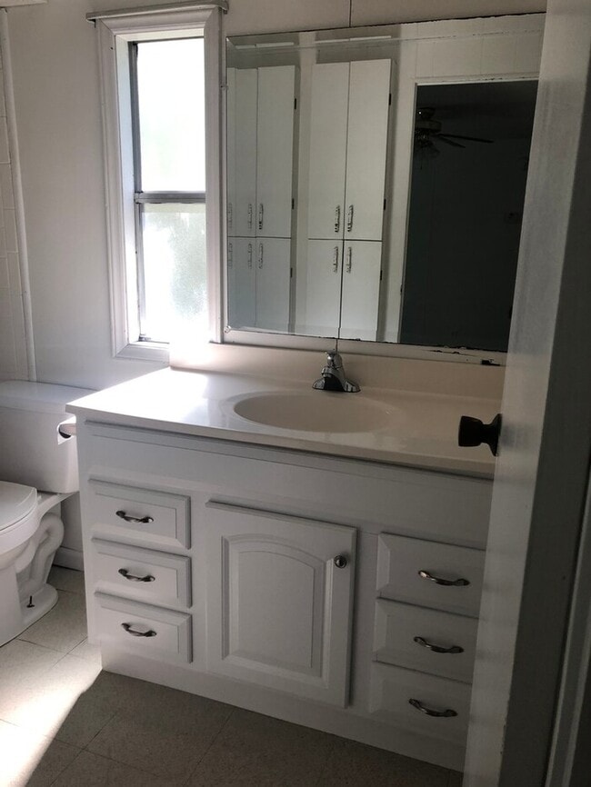 Building Photo - Charming 2 BR mobile home, minutes to Wrig...