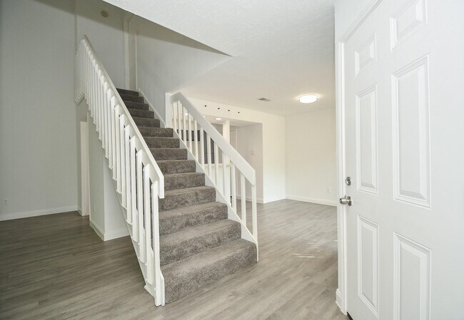 Building Photo - 8803 Vinkins Rd