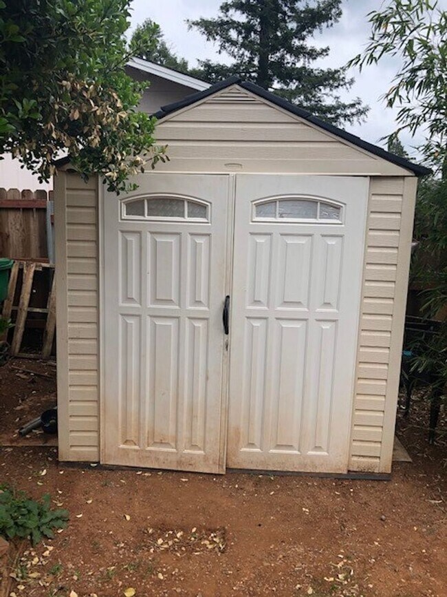 Building Photo - 2 BED 1 BATH HOME IN SHASTA LAKE