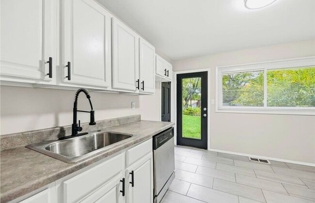 Building Photo - 7020 Hadley St