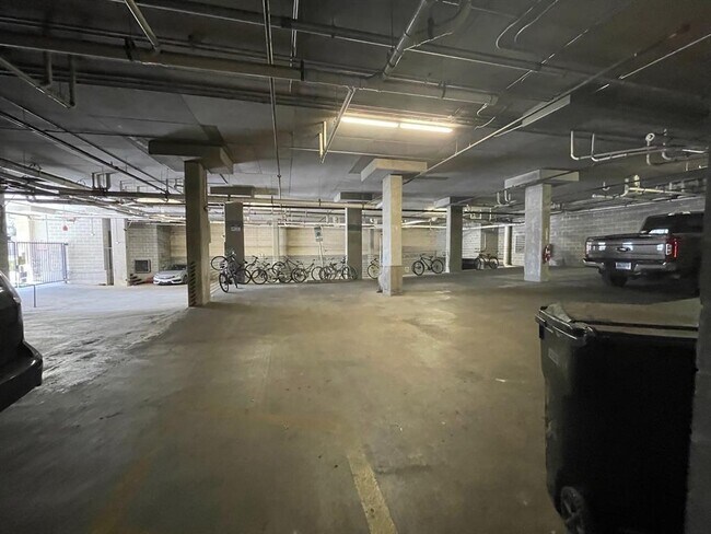 Building Photo - 910 W 25th St