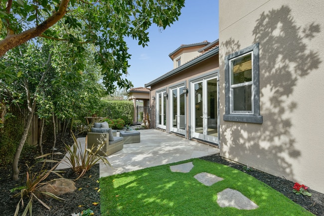 Building Photo - 4 Bed 5 Bath, Beautiful Home In Danville, With A Pool!