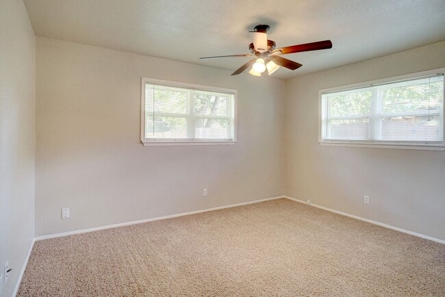 Building Photo - Updated 3 Bedroom / 2 Bathroom