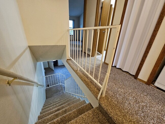 Building Photo - Spacious 2 Bed Townhome w/ Fenced Yard & N...