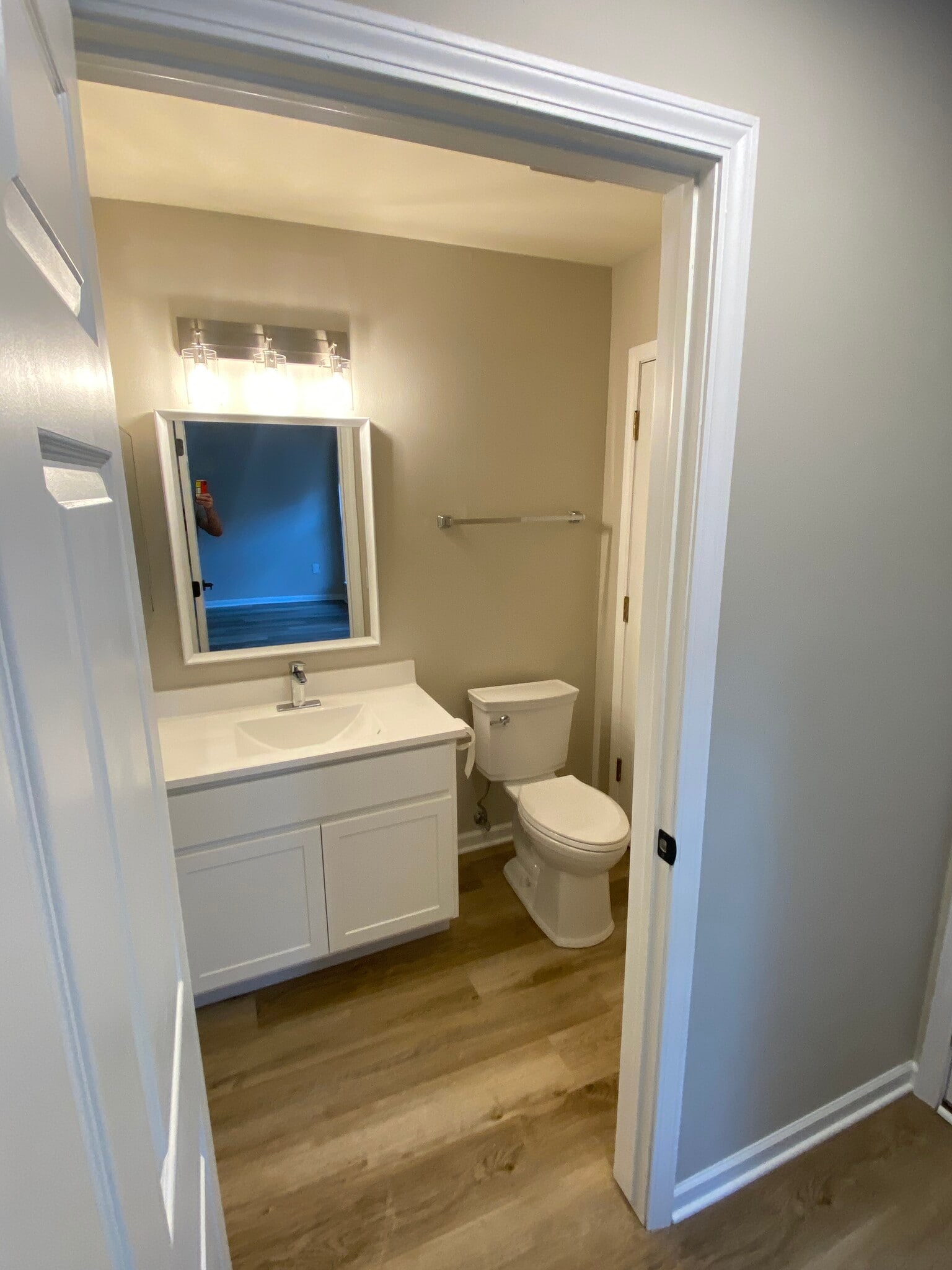 Guest bath with new toilet, vanity and lights. - 2989 Holborn Cir