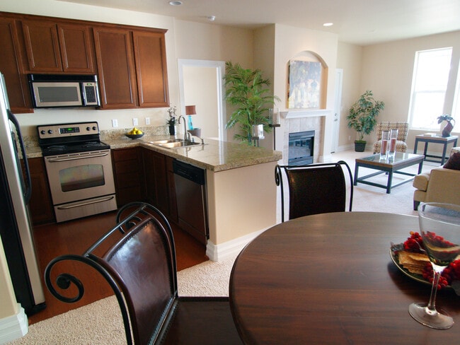 Building Photo - Condo with View of Pool & Mt. Rainier