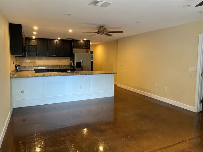 Building Photo - 2133 Bougainvillea St