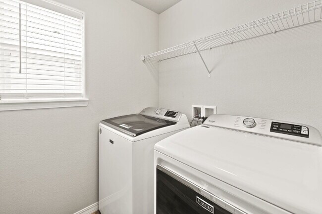 Building Photo - Well maintained Fountain Home with 3 bedrooms and  beautiful mountain views.