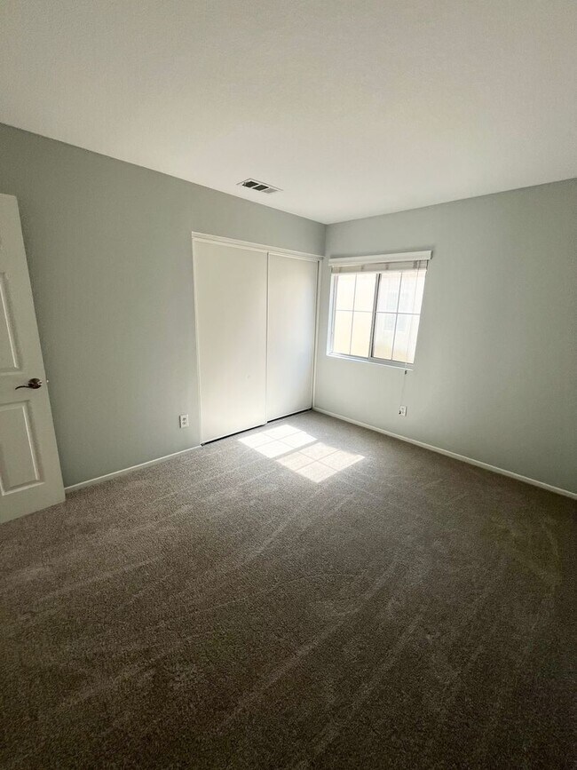 Building Photo - Beautiful 3 bedroom 2.5 bathroom home is M...