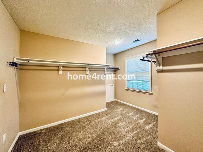 Building Photo - Beautiful, Spacious Home w/ Open Floor Pla...