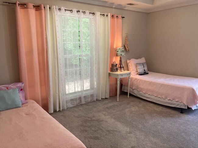 Building Photo - 215 Brookstone Point