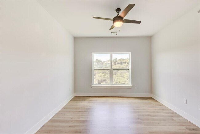 Building Photo - 2500 Longview St