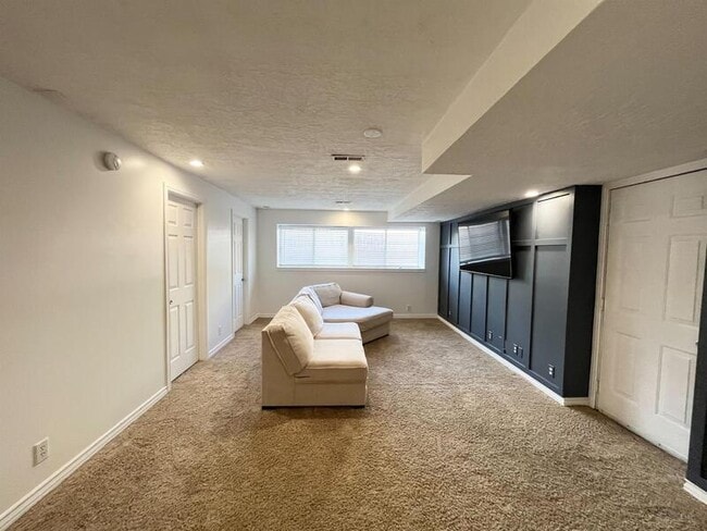 Building Photo - 11301 Sandy Ridge Dr