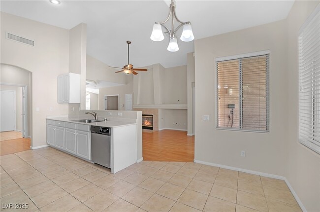 Building Photo - 2042 Hobbyhorse Ave