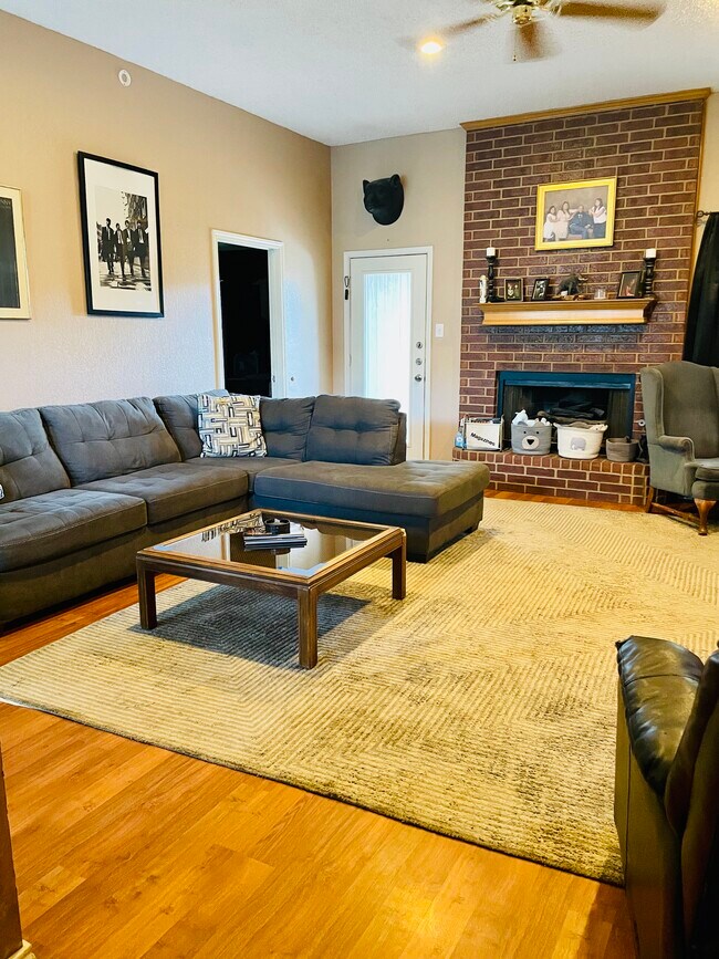 Primary Photo - 5822 3rd St