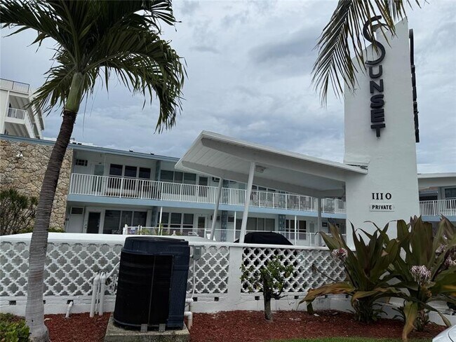 Building Photo - 1110 N Riverside Dr