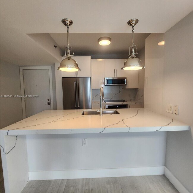 Building Photo - 950 Brickell Bay Dr