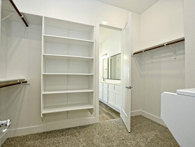 Building Photo - 402 Zennia St
