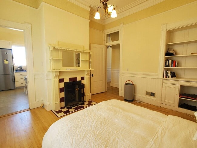 Building Photo - Noe Valley Beautifully Updated Top Floor Two Bedroom w. Chef's Kitchen and Laundry