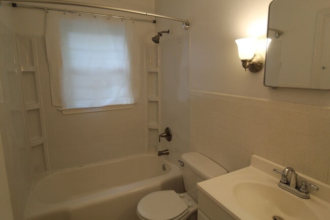 Building Photo - August FREE On This 2 Bedroom 1 Bath Home In Roeland Park