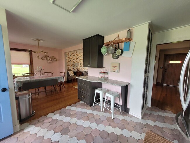 Building Photo - Tri level 3b2b home for rent with fenced i...