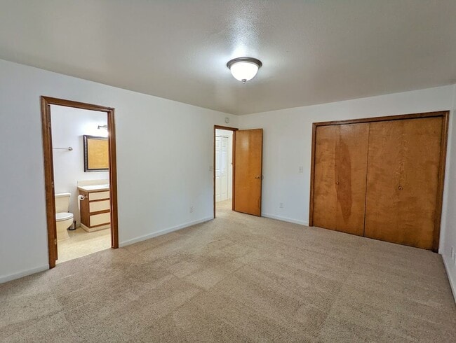 Building Photo - Backloop Sgl Fam Home, 3BD/2BA, Pet Friendly, 2 Car Garage