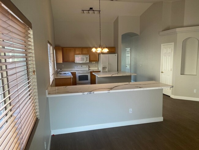 Building Photo - 3 bed 2 bath
