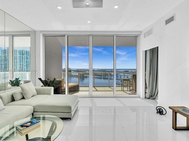 Building Photo - 2020 N Bayshore Dr