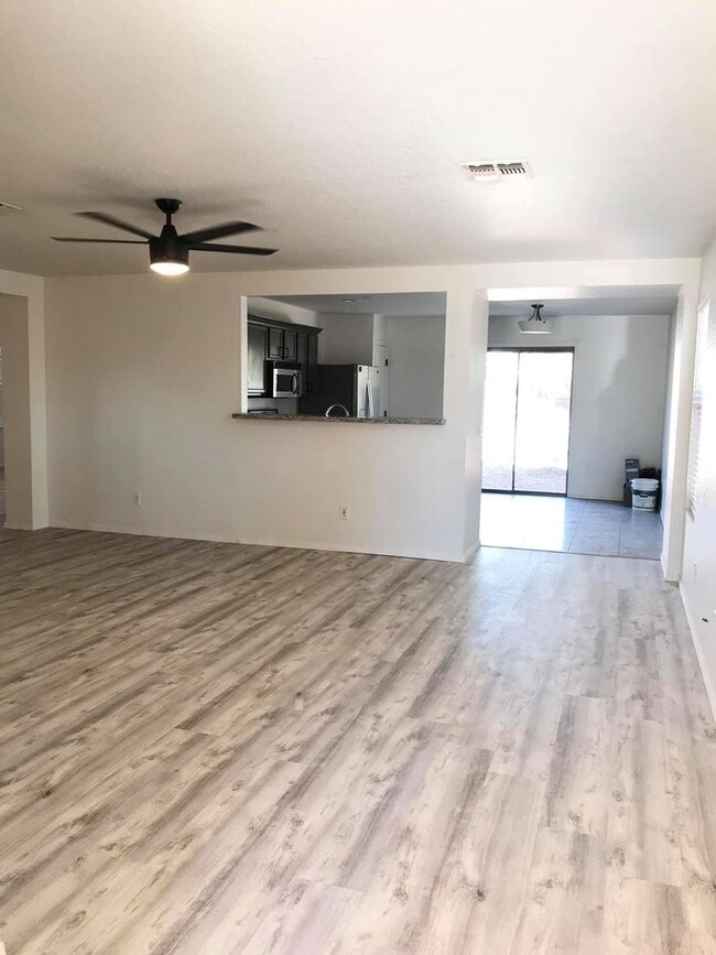Building Photo - Spacious 3-bedroom plus den in North Phoenix