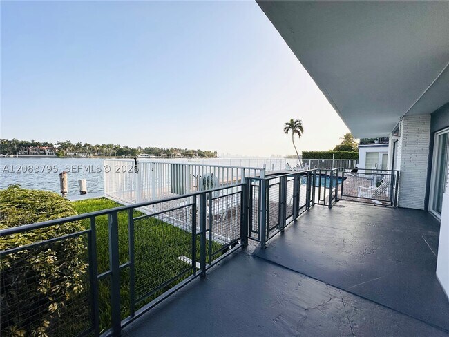 Building Photo - 946 Bay Dr E