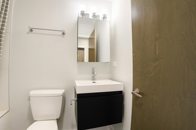 Building Photo - 3301 N Sheffield Ave