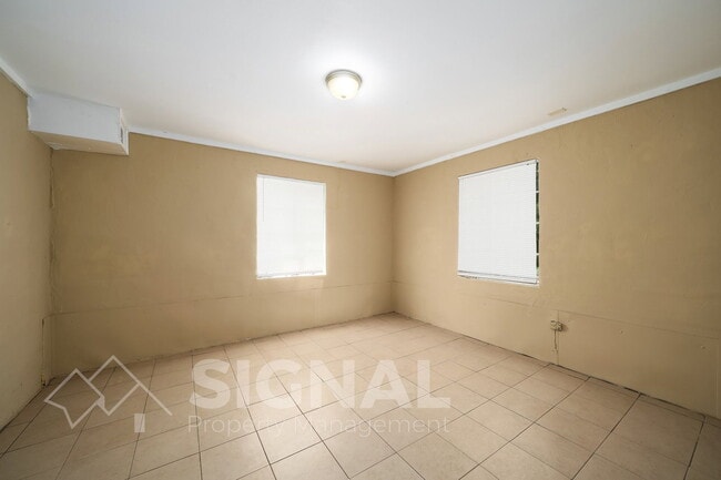 Building Photo - 1156 Skyline Dr