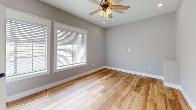 Building Photo - 1211 Hedge Ave