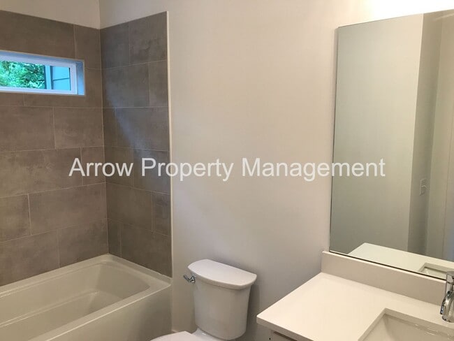 Building Photo - Gorgeous 4br New Construction in South Nas...