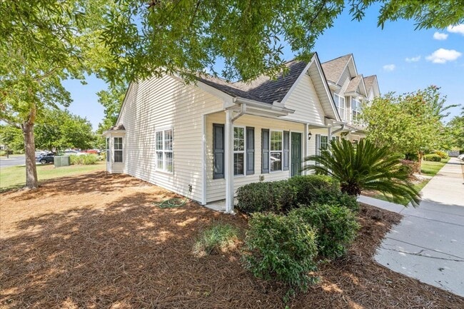 Building Photo - Cute, Convenient Townhome!