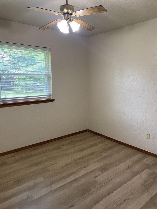 Building Photo - 1517 Essex Ct