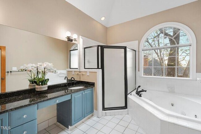 Building Photo - Spacious & Serene 5+ Bedroom Home in Sough...