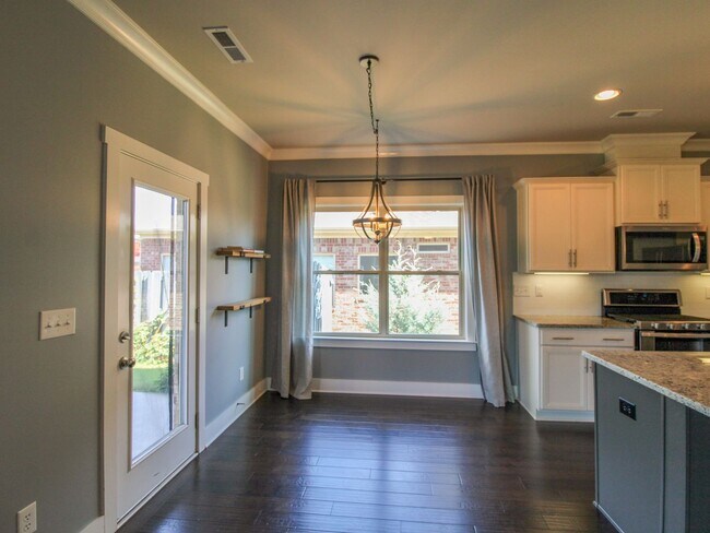 Building Photo - Great Location near Edgewater and Toyota F...