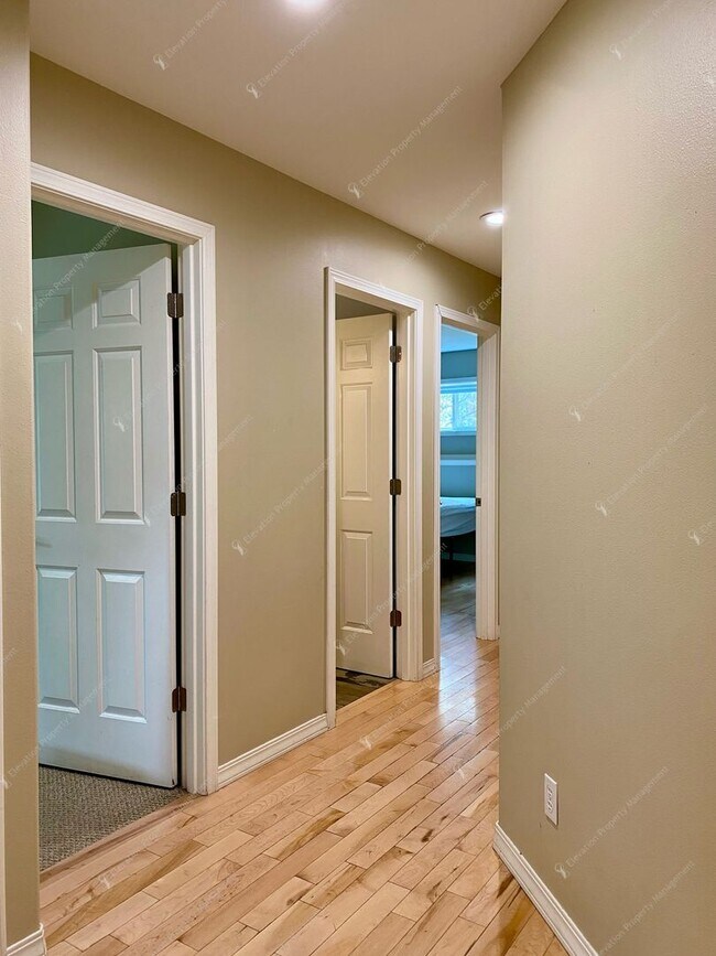 Building Photo - Elegant Awbrey Butte Home | Unfurnished | ...