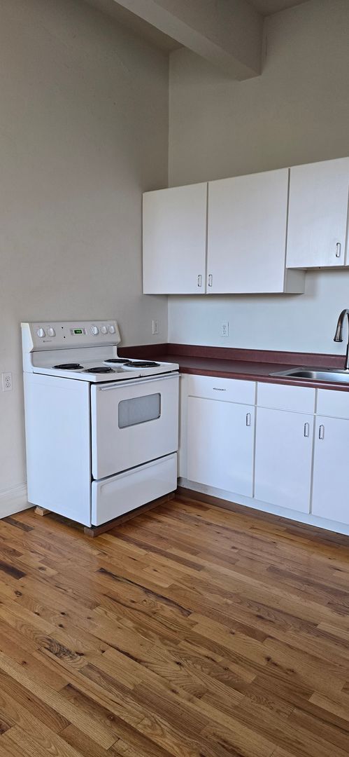 Building Photo - Charming Historic Studio in the Heart of D...