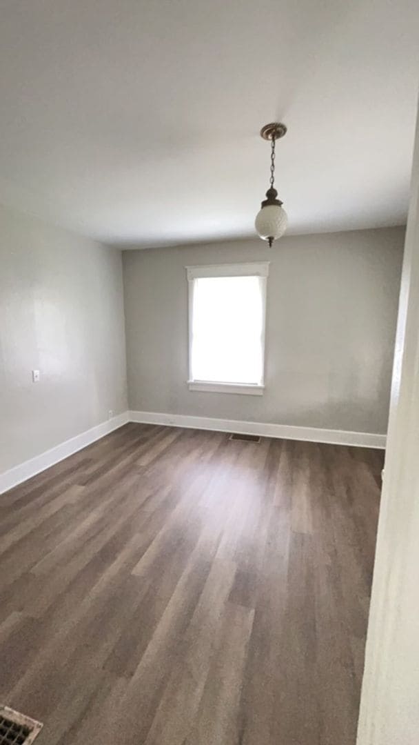 Building Photo - 2 Bedroom Home, Fenced in Backyard + Garage! Available Now!