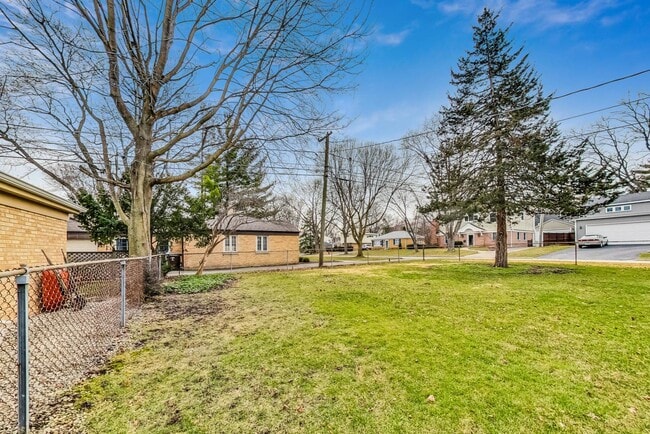 Building Photo - 733 E Rockland Rd