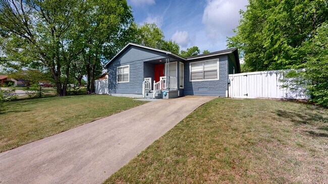 Building Photo - REMODELED HOME READY FOR YOU