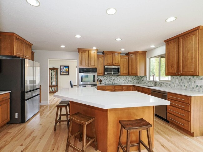 Building Photo - 4 Bedroom, 2.5 bathroom Bluffdale Home